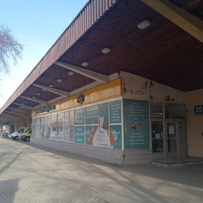 Pawilon przy ul. Hetmańskiej 35 w największej części prezentuje oryginalny wystr&oacute;j i wyposażenie pawilonu.  Zachowany jest tu oryginalny środkowy pas przeszklenia elewacji ze stalową stolarką w kształcie prostokątnych kwater w układzie leżącym i stojącym, tworzących geometryczną kompozycję. Zdjęcie BMKZ UM Rzeszowa